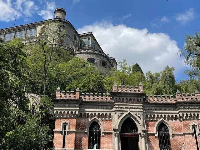 Das Schloss Chapultepec auf einem Hügel, umgeben von üppigen grünen Bäumen.