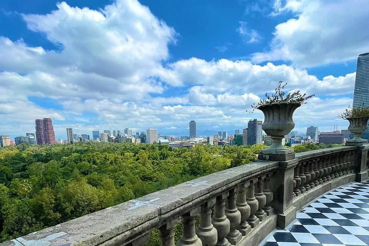 Ein malerischer Blick auf die Skyline der Stadt von einem Balkon am Schloss Chapultepec.